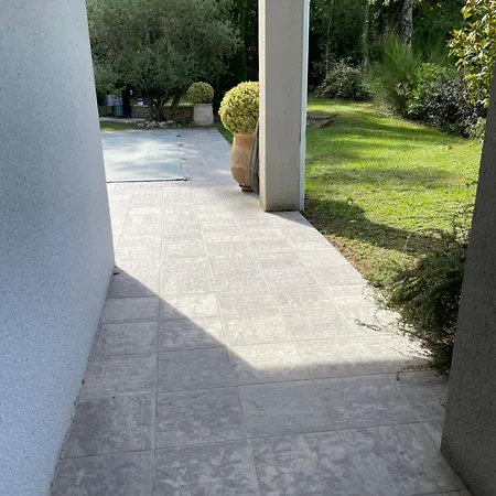 A L Ombre Des Chenes 3*