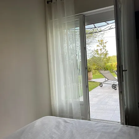 A L Ombre Des Chenes