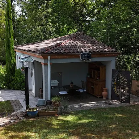 A L Ombre Des Chenes 3*