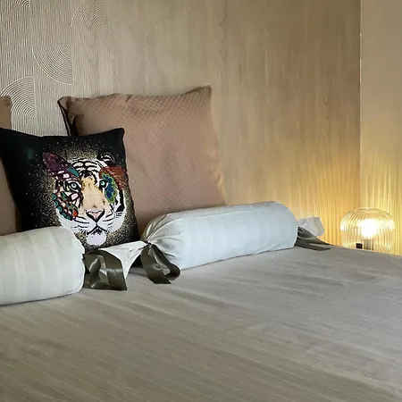 A L Ombre Des Chenes