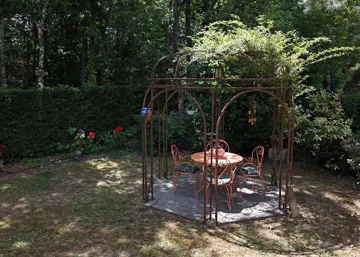 A L Ombre Des Chenes