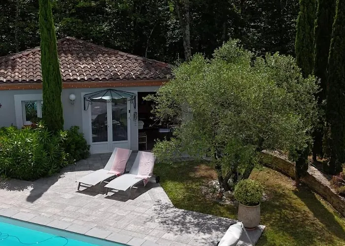 A L Ombre Des Chenes 3*