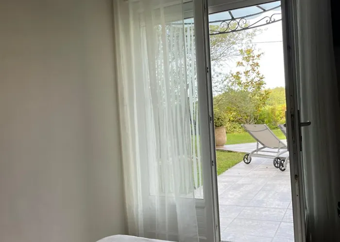 A L Ombre Des Chenes