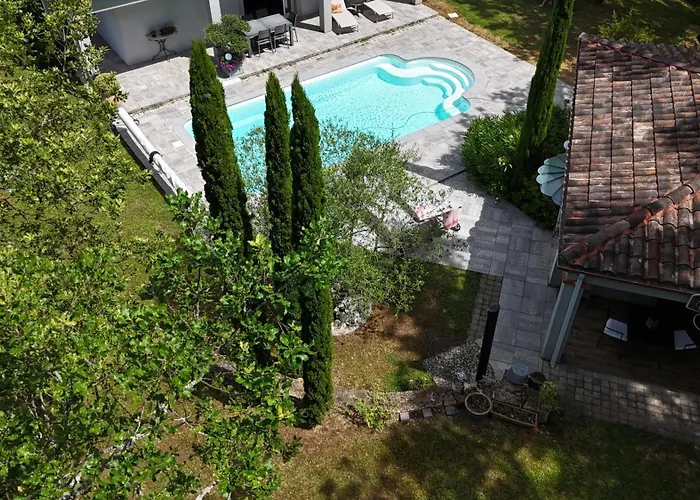 A L Ombre Des Chenes 3*